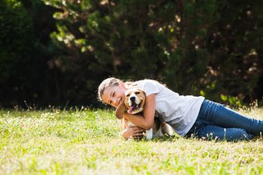 Kız bir köpekle oynar