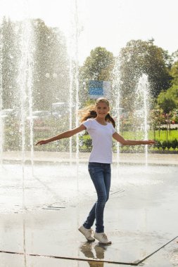 Fıskiyede oynamak iki mutlu çocuk