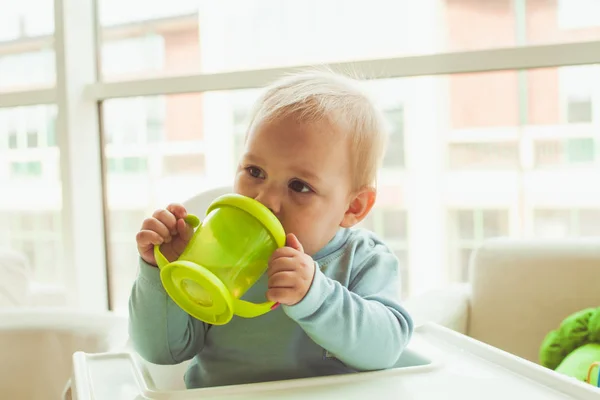 Niño pequeño con taza de bebé — Foto de Stock