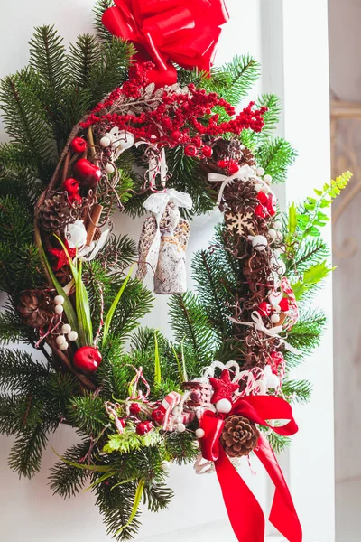 Corona de Navidad roja y blanca —  Fotos de Stock