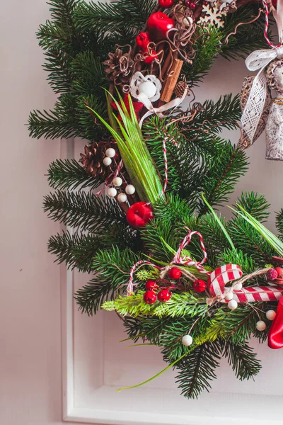 빨간색과 흰색 크리스마스 화 환 — 스톡 사진