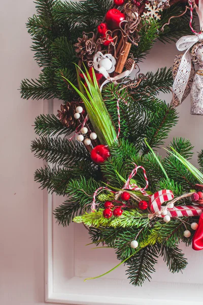 Corona de Navidad roja y blanca —  Fotos de Stock