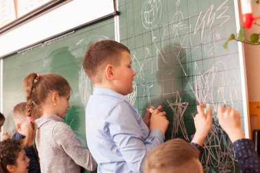 Öğrencilerin dinlenme molası sırasında eğlenceli