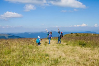 Aile dağlarda seyahat