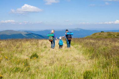 Aile dağlarda seyahat