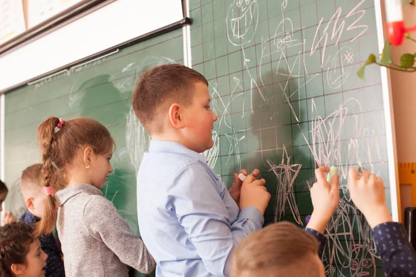 Öğrencilerin dinlenme molası sırasında eğlenceli