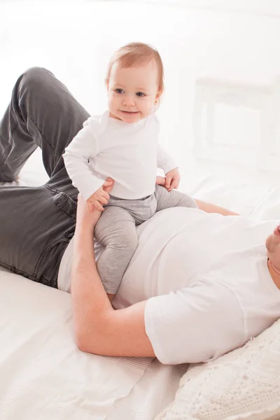 Papa spielt mit Tochter — Stockfoto