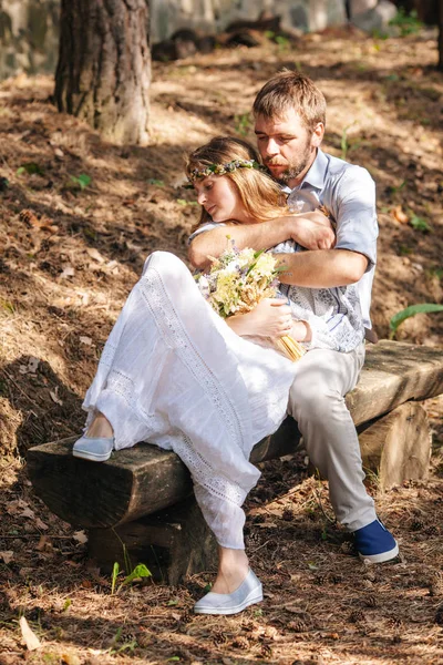 Ecléctica pareja de boda rústica — Foto de Stock