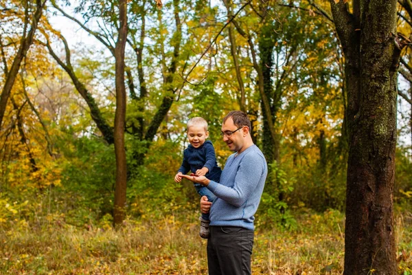 Папа и сын в осеннем парке — стоковое фото