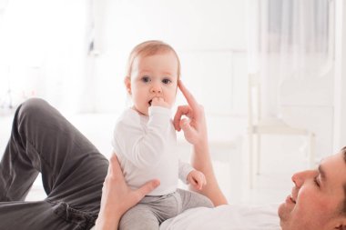 Baba ile kızının oynarken