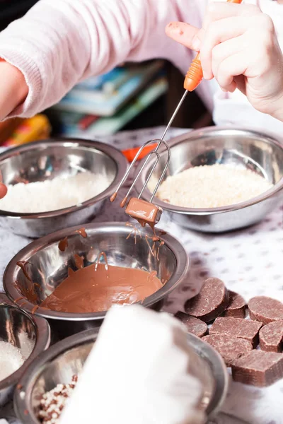 Kleiner Koch bereitet Pralinen zu — Stockfoto