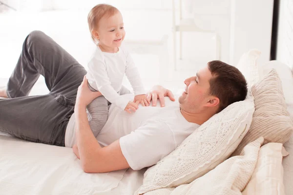 Papa spielt mit Tochter — Stockfoto