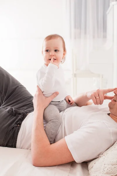 Papá jugando con su hija —  Fotos de Stock