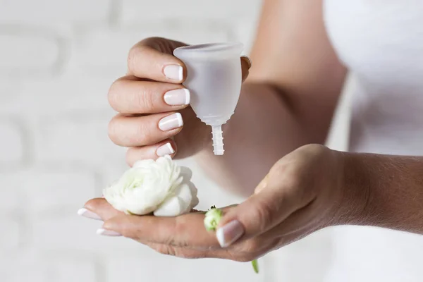 Coppa mestruale nelle mani femminili — Foto Stock