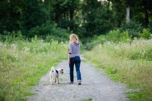 Kvinnan promenader med ett husdjur — Stockfoto