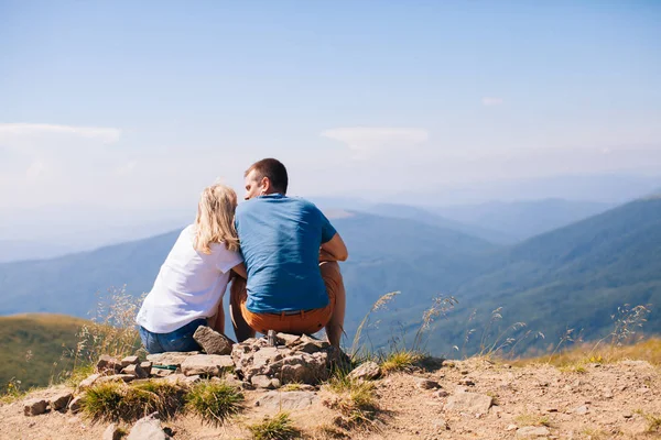 Junges Paar bewundert die Landschaft — Stockfoto