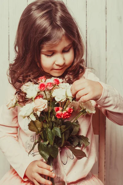 Κορίτσι με τριαντάφυλλα — Φωτογραφία Αρχείου