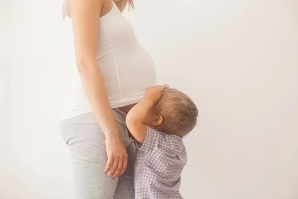 Conoscenza con il futuro fratello — Foto Stock