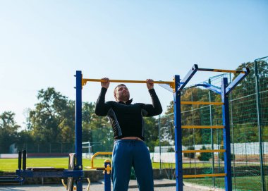 Çubuk üzerinde adam egzersiz