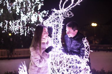 Çift ve Noel ağacı