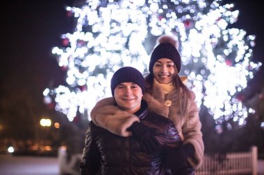 Çift ve Noel ağacı