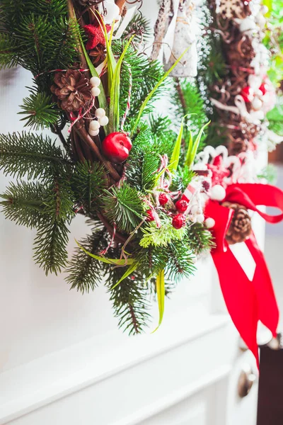Czerwone i białe Boże Narodzenie wieniec — Zdjęcie stockowe