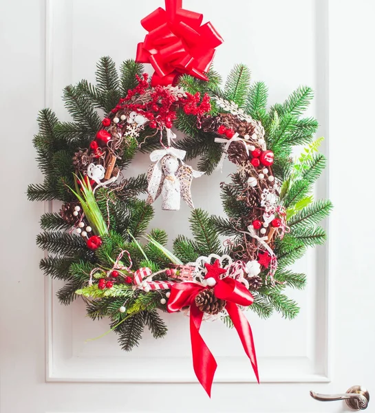 Red and white Christmas wreath — Stock Photo, Image