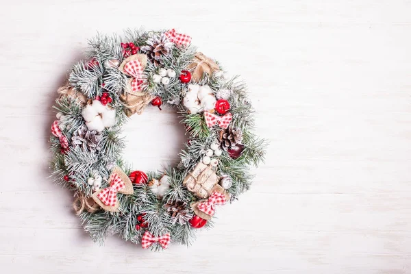 Corona de Navidad roja y blanca —  Fotos de Stock