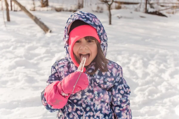 Chica trata de probar el hielo —  Fotos de Stock