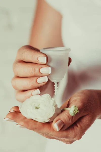 Менструальная чашка в женских руках — стоковое фото