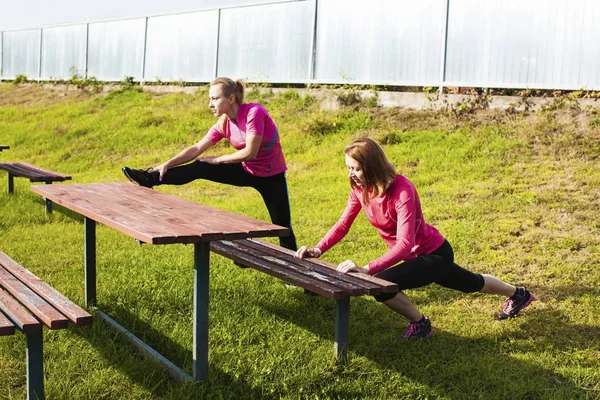 Dwie kobiety robi ćwiczenia rozciągające — Zdjęcie stockowe