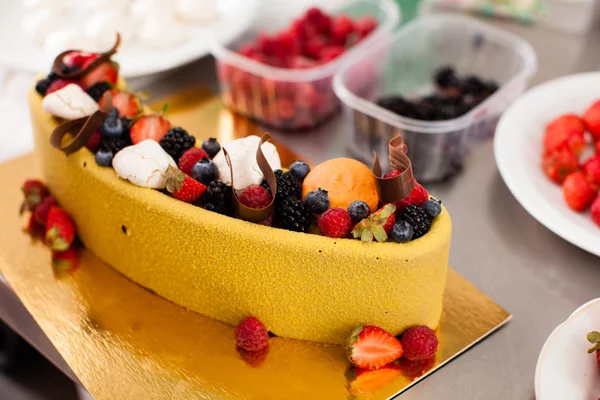 Decorating the cake — Stock Photo, Image