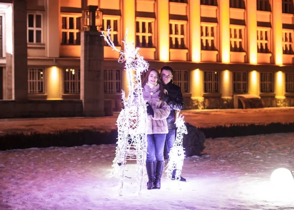 La pareja y el árbol de Navidad — Foto de Stock