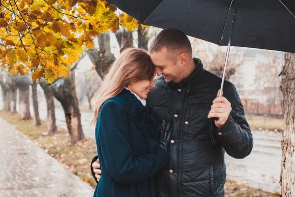 Jovem casal sob um guarda-chuva — Fotografia de Stock