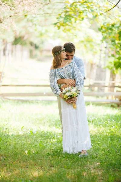 折衷的な素朴な結婚式のカップル — ストック写真