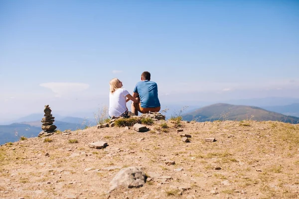 Junges Paar bewundert die Landschaft — Stockfoto