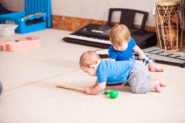 Niños con instrumentos musicales —  Fotos de Stock