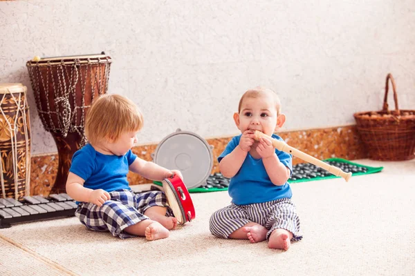 Niños con instrumentos musicales —  Fotos de Stock