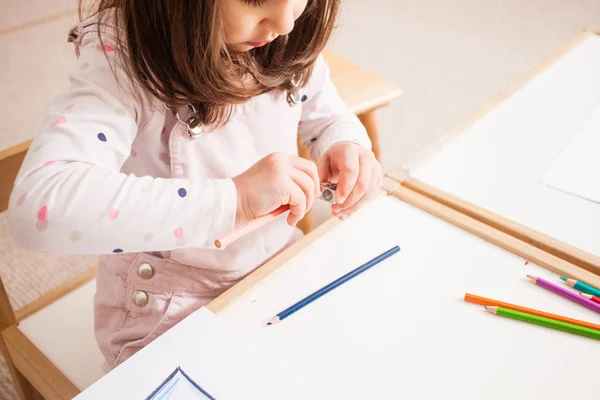 Lezione di disegno nella scuola materna — Foto Stock