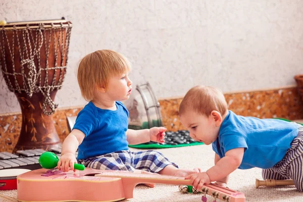 Meninos com instrumentos musicais — Fotografia de Stock