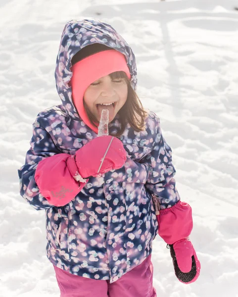 Meisje probeert om te proeven van het ijs — Stockfoto
