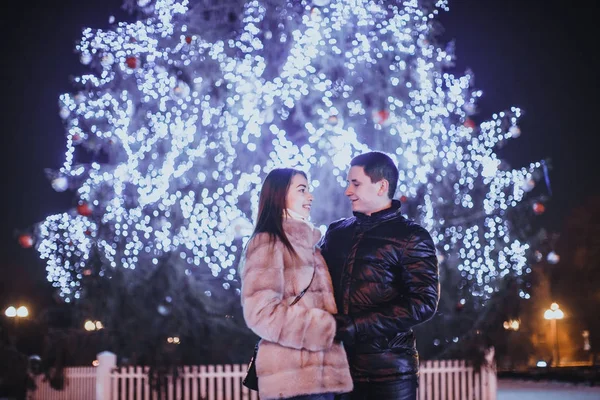 La pareja y el árbol de Navidad — Foto de Stock