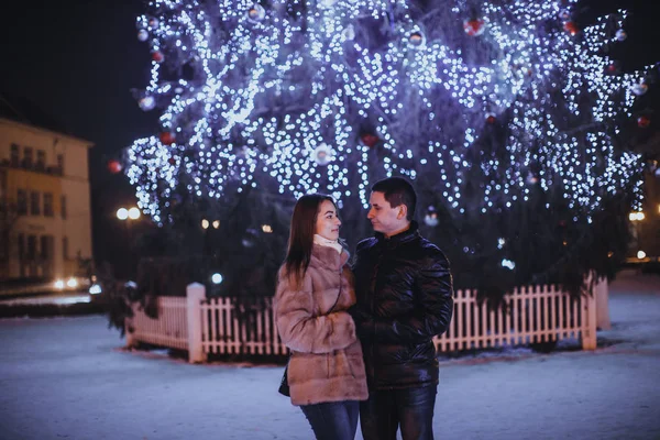 La pareja y el árbol de Navidad — Foto de Stock