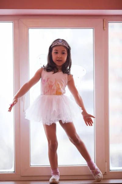 Girl playing on the windowsill — Stock Photo, Image