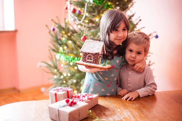 Niños con casa de jengibre — Foto de Stock