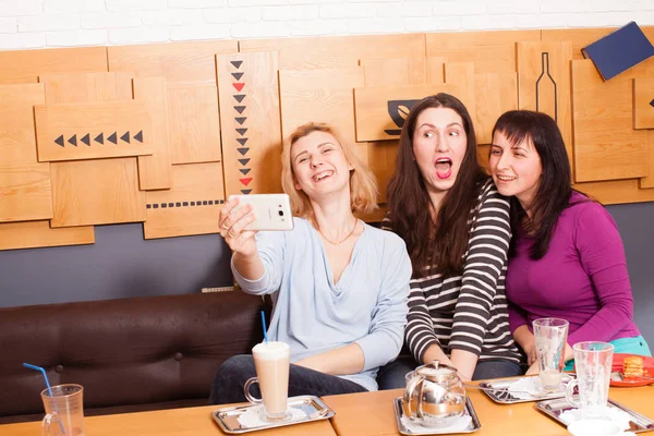 Amigos divertidos selfie en un café — Foto de Stock