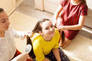 Kız saç modeli yapmak