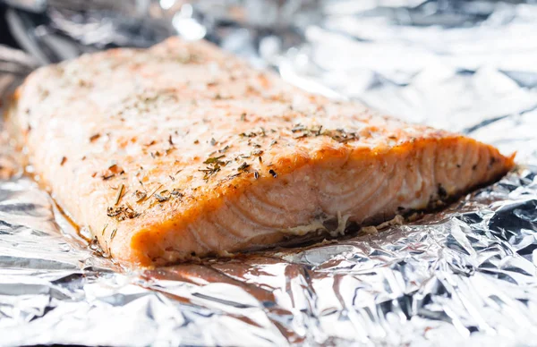 Salmón al horno en la lámina — Foto de Stock