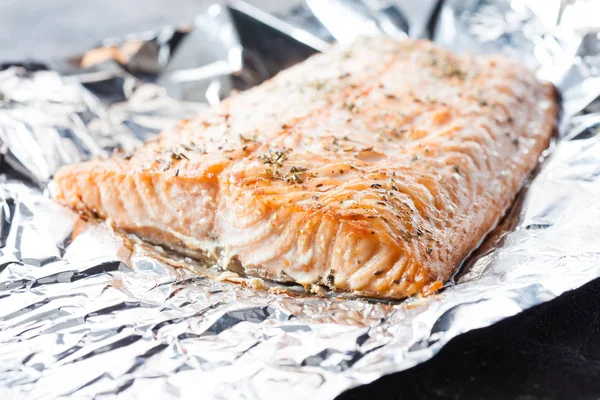 Baked salmon on the foil — Stock Photo, Image