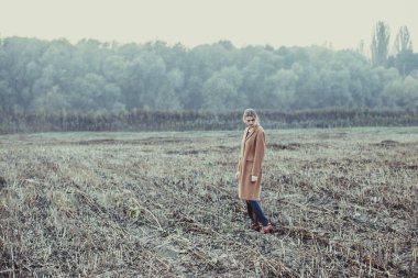 Bir yolda yalnız kız